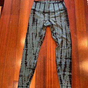 Lululemon green shibori wunder underin sz 10 EUC